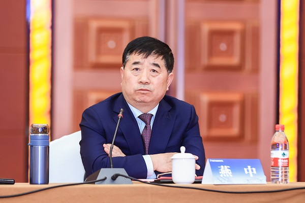 万搏（中国）副总经理燕中主持会议.jpg