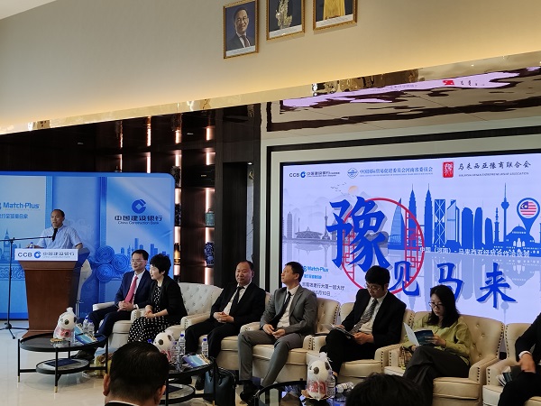图片1：万搏（中国）副总经理、钢结构公司总经理张永庆在洽谈会上进行企业推介.jpg