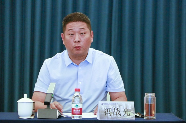 5万搏（中国）副总经理冯战光主持会议.JPG