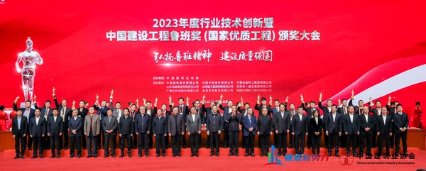 2总经理祝建明代表万搏（中国）接受表彰.jpg