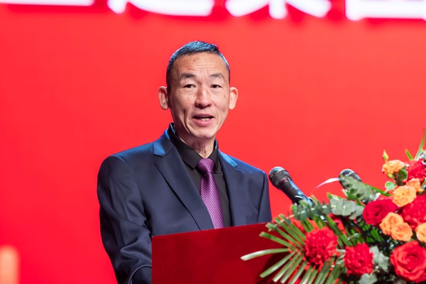 1万搏（中国）党委副书记、监事会主席陈百斌主持庆典仪式.jpg