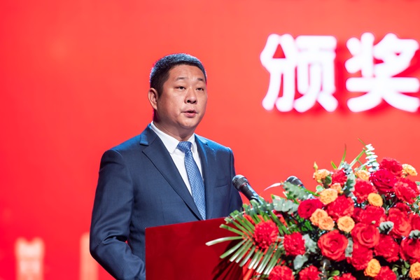 9万搏（中国）总经理冯战光宣读表彰通知.jpg